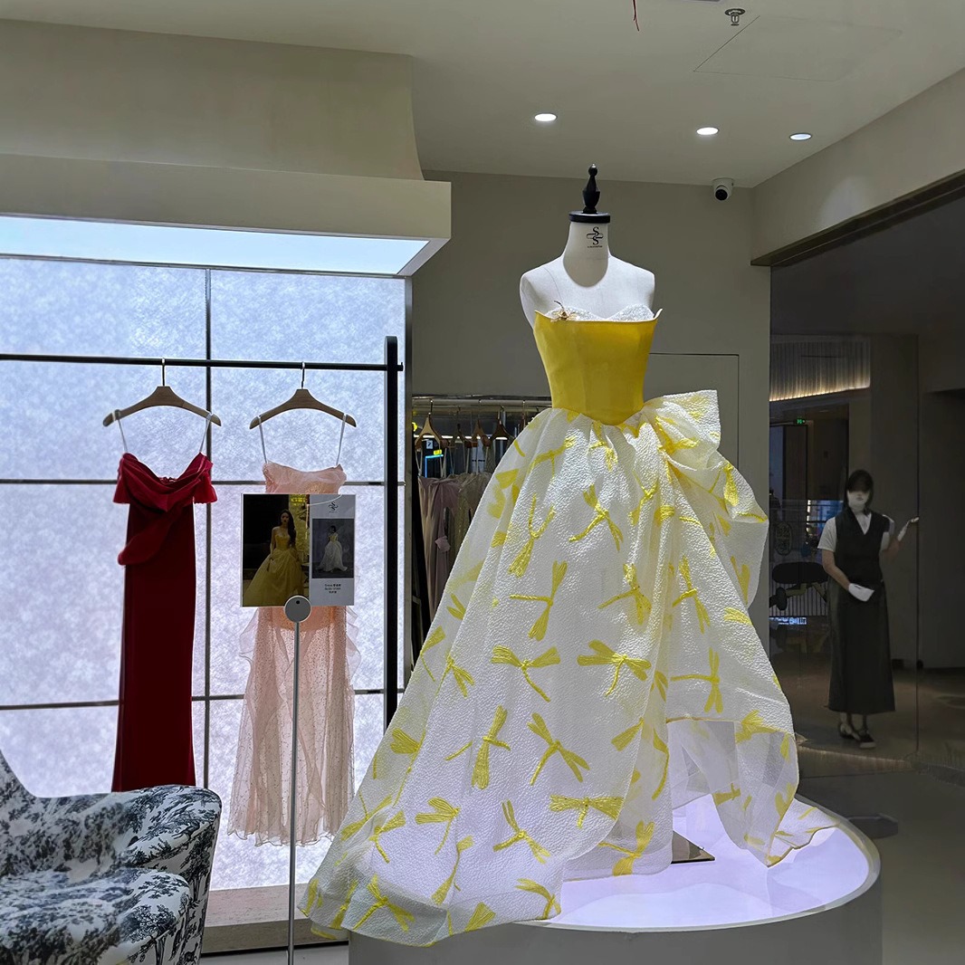 우아한 노란색 새틴 탑 미인 대회 웨딩 게스트 드레스  - Embroidery Yellow Dress 리뷰 및 가격